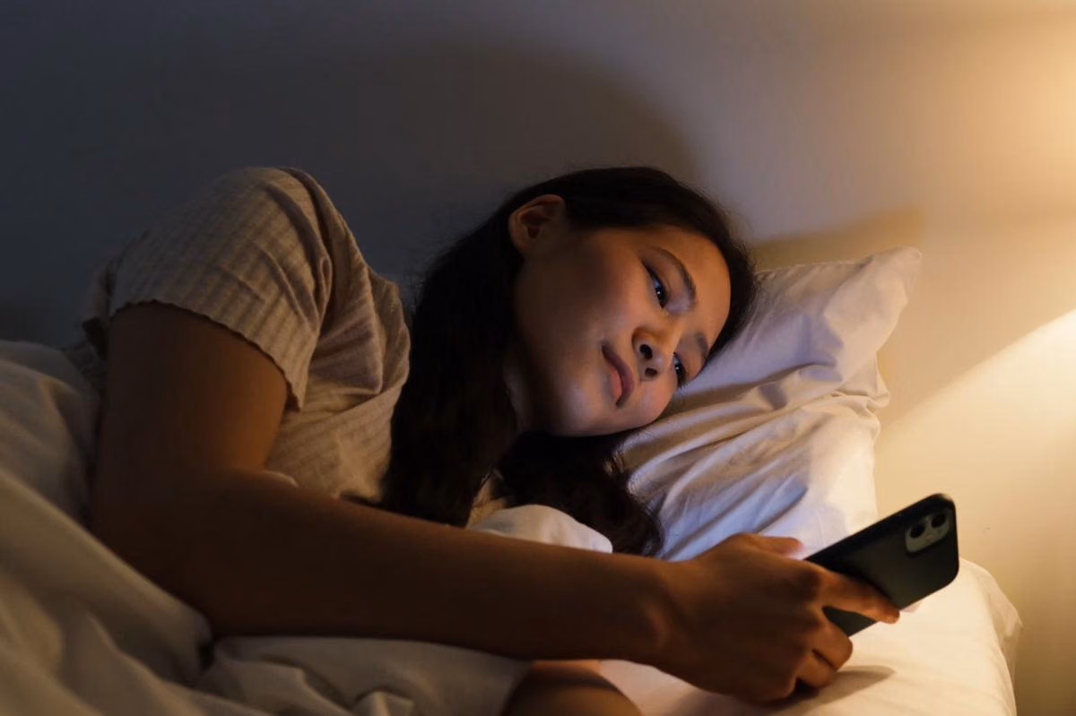 Mengurangi Penggunaan HP Sebelum Tidur, Ini Manfaatnya untuk Keseharian