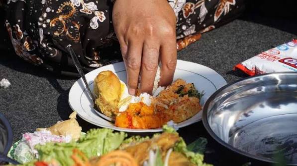 Kenapa Makan Pakai Tangan Bisa Terasa Lebih Nikmat?